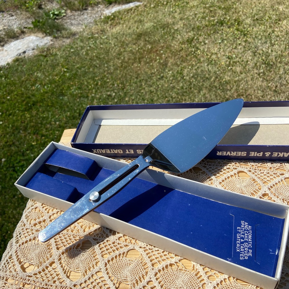 ✨3 for $20✨Cake and Pie Server Silver Plated Cake Pie Server, Original Box - Picture 5 of 7